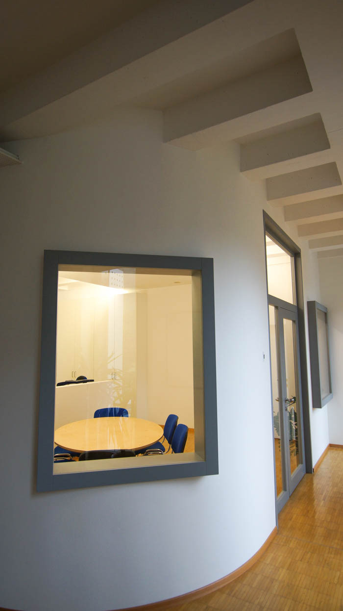 Büro in Dornbirn - Fenster und Tür in runder Wand